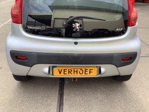 Usados Parachoques trasero Peugeot 107 1.0 12V Precio € 150,00 Norma de margen ofrecido por Verhoef Cars & Parts