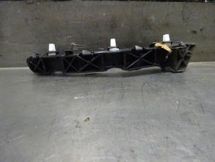 Begagnade Stötfångarfäste, höger bak Kia Picanto (JA) 1.0 12V Pris € 20,00 Marginaltabell erbjuds av Verhoef Cars & Parts