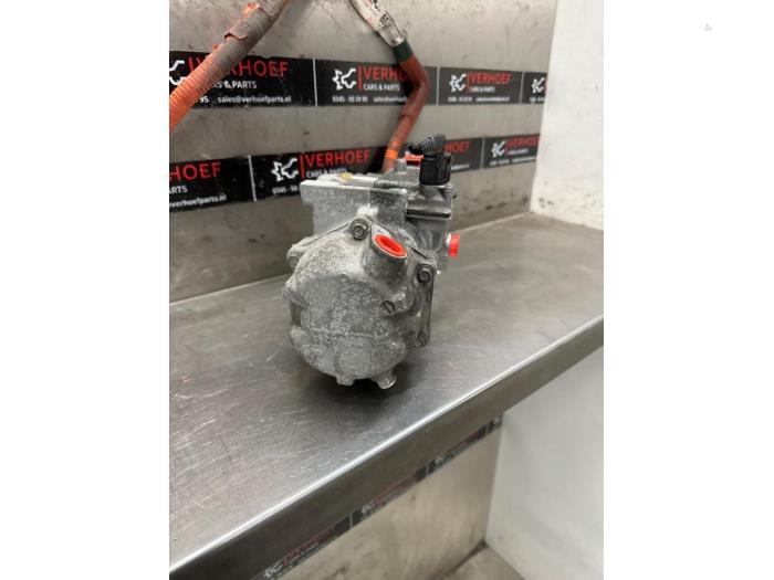 Air conditioning pump from a Toyota Yaris III (P13) 1.5 16V Hybrid 2016