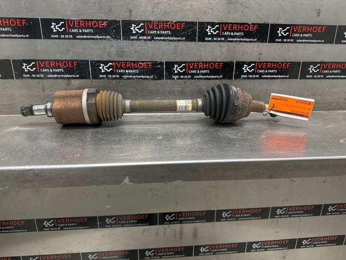 Front drive shaft, left from a Ford Focus 3 Wagon 1.6 TDCi ECOnetic 2012