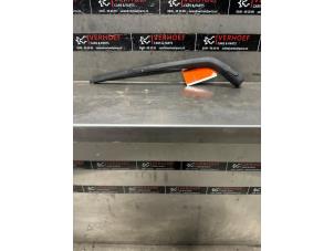 Used Rear wiper arm Toyota Yaris II (P9) 1.0 12V VVT-i Price on request offered by Verhoef Cars & Parts