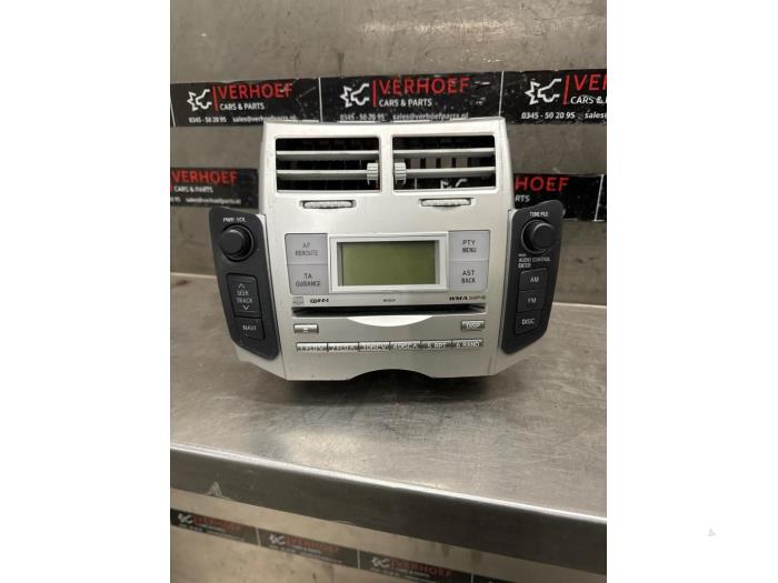 Radio CD Spieler van een Toyota Yaris II (P9) 1.0 12V VVT-i 2007