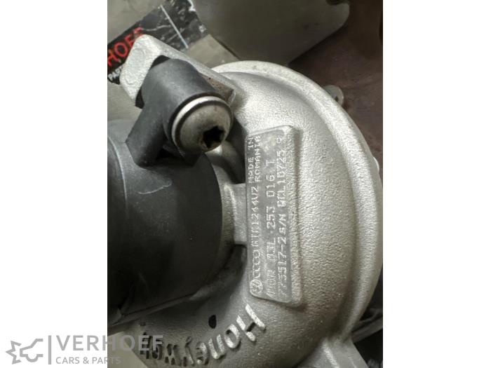 Turbo van een Volkswagen Touran (1T3) 1.6 TDI 16V 2012