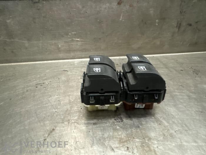 Usados Interruptor combinado de ventanillas Renault Captur I (2R) 0.9 Energy TCE 12V Precio € 30,00 Norma de margen ofrecido por Verhoef Cars & Parts