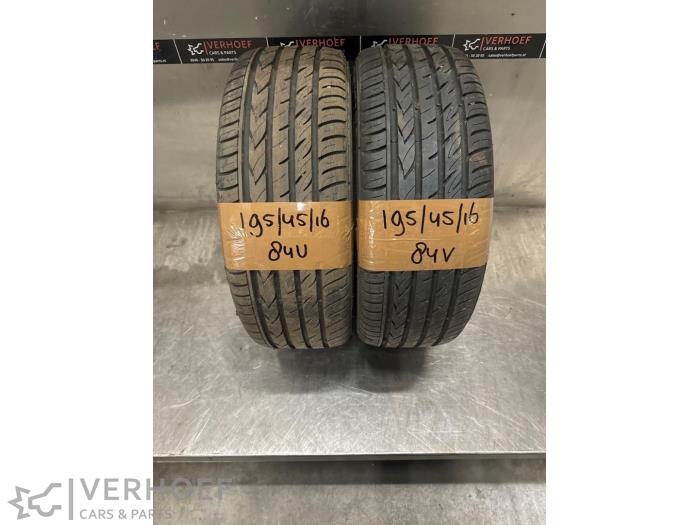 Używane Opona Cena na żądanie oferowane przez Verhoef Cars & Parts
