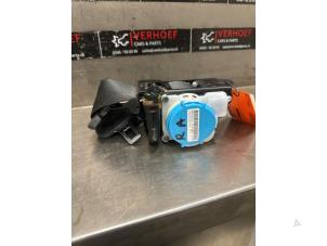 Usados Cinturón de seguridad derecha detrás Toyota Yaris IV (P21/PA1/PH1) 1.5 12V Hybrid 115 Precio € 200,00 Norma de margen ofrecido por Verhoef Cars & Parts