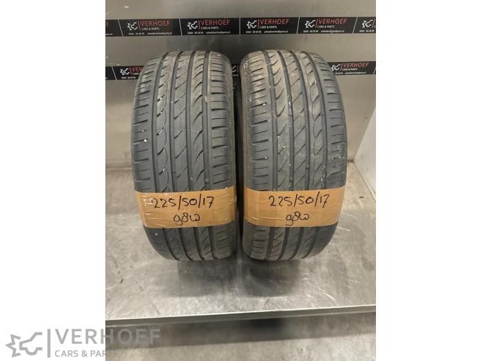 Używane Opona Cena na żądanie oferowane przez Verhoef Cars & Parts