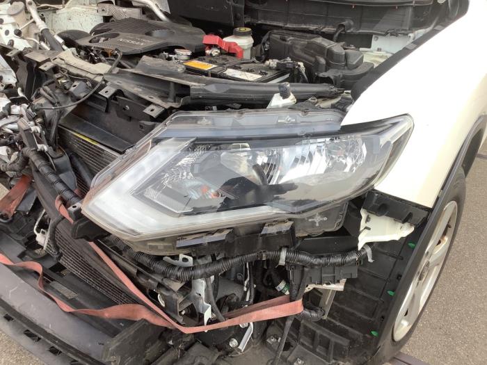 Strålkastare, vänster från en Nissan X-Trail (T32) 1.6 DIG-T 16V 2018
