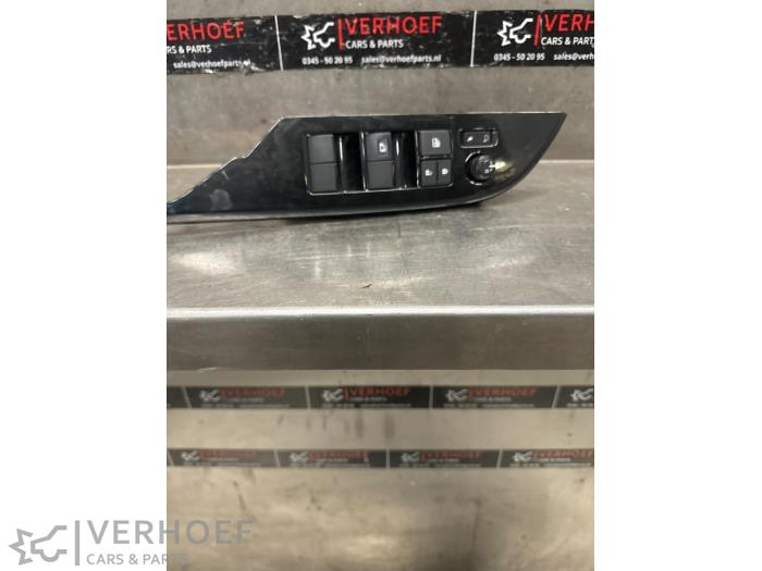 Usados Interruptor combinado de ventanillas Toyota Hilux V/VI 2.4 D4D-F 16V 4x4 Precio € 151,25 IVA incluido ofrecido por Verhoef Cars & Parts