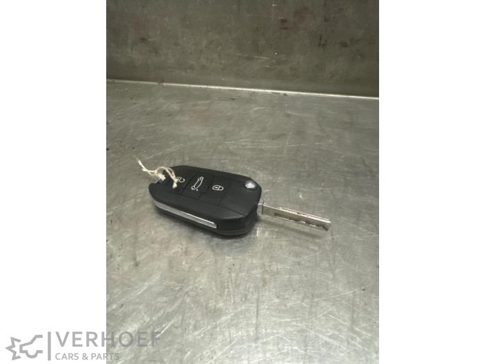 Używane Klucz Citroen C4 Cactus (0B/0P) 1.2 PureTech 82 12V Cena na żądanie oferowane przez Verhoef Cars & Parts