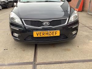 Używane Zderzak przedni Kia Cee'd Sporty Wagon (EDF) 1.4 16V Cena € 250,00 Procedura marży oferowane przez Verhoef Cars & Parts