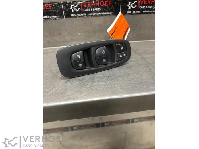 Usados Interruptor combinado de ventanillas Renault Kadjar (RFEH) 1.2 Energy TCE 130 Precio € 50,00 Norma de margen ofrecido por Verhoef Cars & Parts