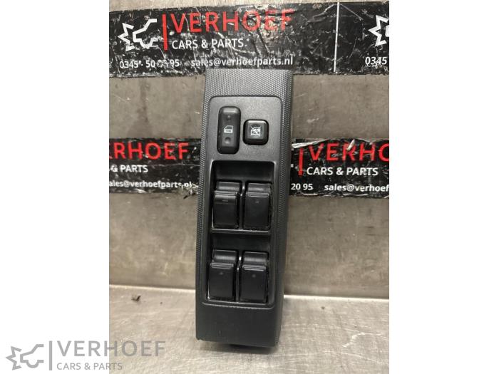 Usados Interruptor combinado de ventanillas Toyota Corolla Verso (R10/11) 1.8 16V VVT-i Precio € 30,00 Norma de margen ofrecido por Verhoef Cars & Parts