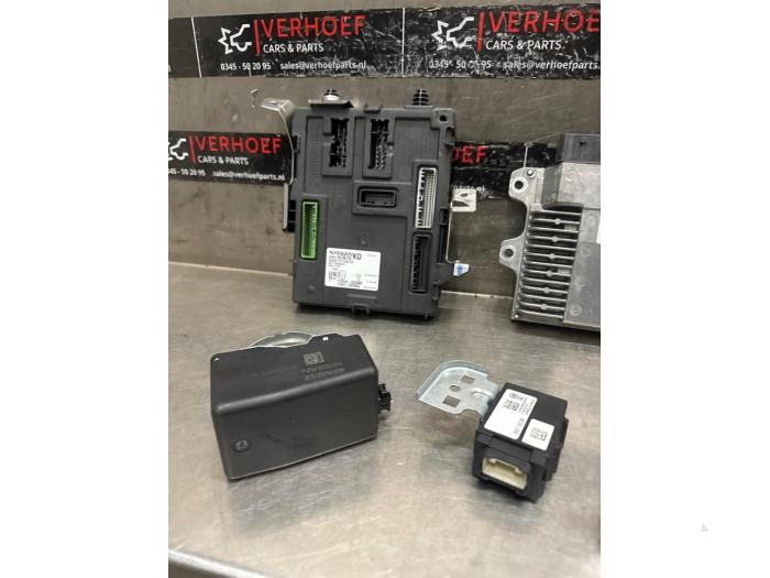 Cylinderlåsuppsättning (komplett) från en Nissan X-Trail (T32) 1.6 DIG-T 16V 2018