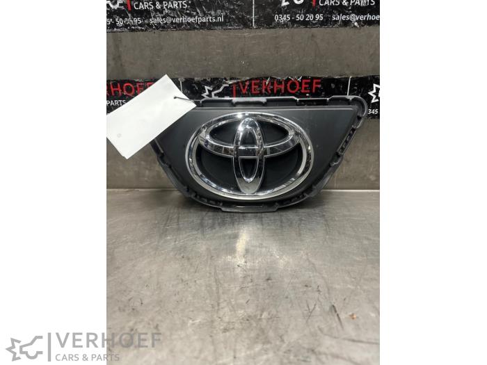 Używane Emblemat Toyota Aygo X 1.0 12V VVT-i Cena € 45,00 Procedura marży oferowane przez Verhoef Cars & Parts