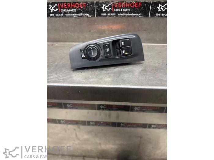 Usados Interruptor combinado de ventanillas Hyundai H-300 2.5 CRDi Precio de solicitud ofrecido por Verhoef Cars & Parts