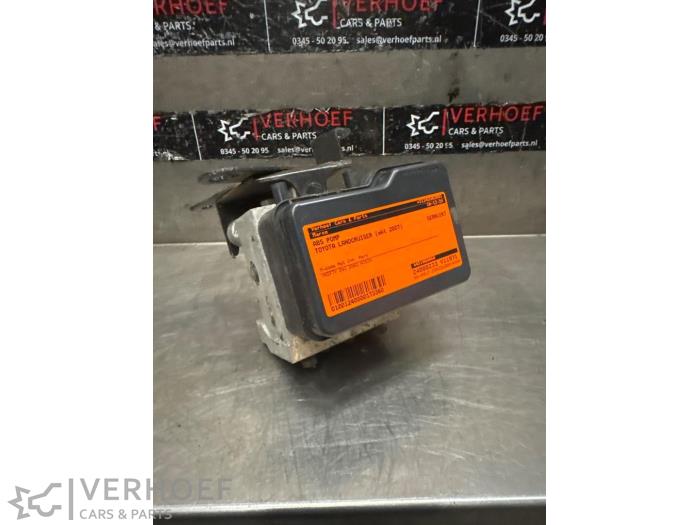 Używane Pompa ABS Toyota Land Cruiser (J12) 3.0 D-4D 16V Cena na żądanie oferowane przez Verhoef Cars & Parts