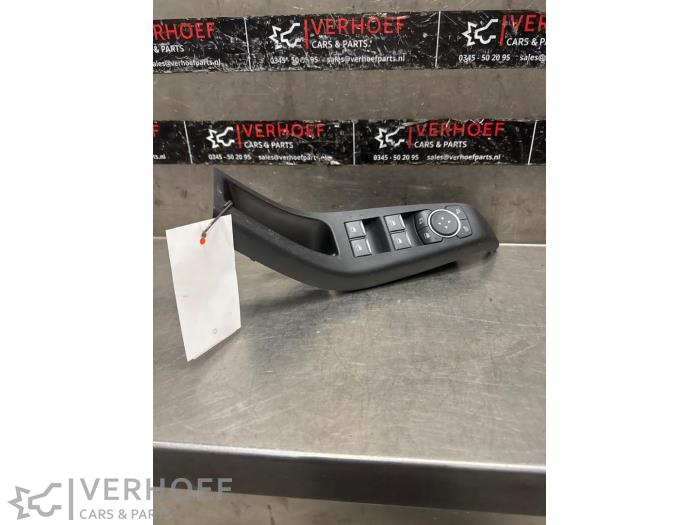 Usados Interruptor combinado de ventanillas Ford Fiesta 7 1.0 EcoBoost 12V Precio € 50,00 Norma de margen ofrecido por Verhoef Cars & Parts