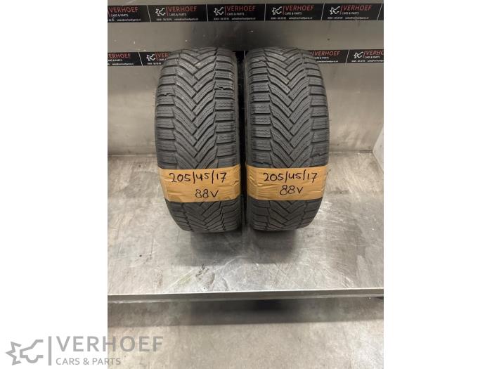 Używane Opona zimowa Cena na żądanie oferowane przez Verhoef Cars & Parts