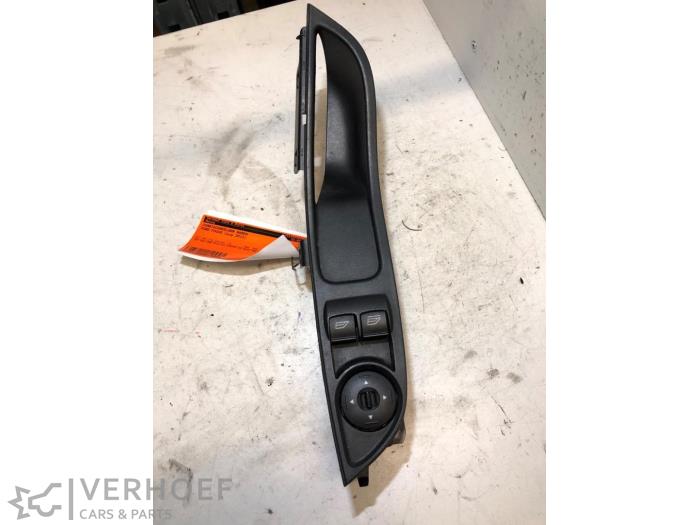 Usados Interruptor combinado de ventanillas Ford Focus 3 Wagon 1.0 Ti-VCT EcoBoost 12V 100 Precio de solicitud ofrecido por Verhoef Cars & Parts