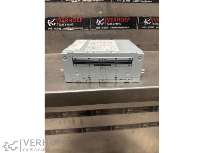Używane Odtwarzacz CD Mercedes C (W205) C-250 2.0 CGI 16V Cena € 400,00 Procedura marży oferowane przez Verhoef Cars & Parts