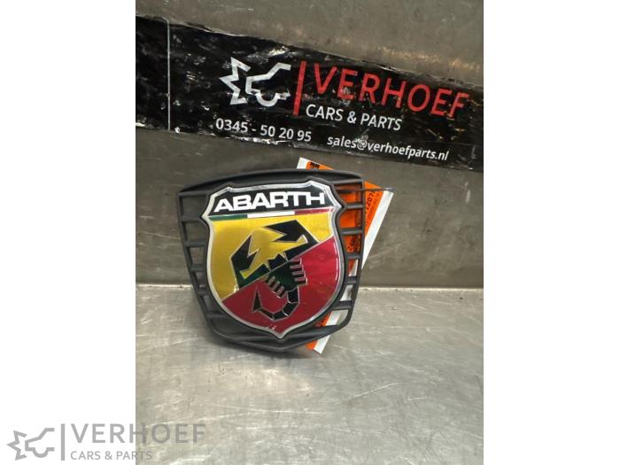 Używane Emblemat Fiat 500C/595C/695C 1.4 T-Jet 16V 595 Turismo Cena na żądanie oferowane przez Verhoef Cars & Parts