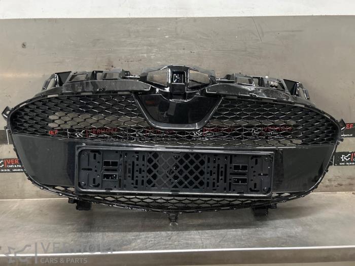 Używane Grill Mazda 2 Hybrid 1.5 12V Cena € 125,00 Procedura marży oferowane przez Verhoef Cars & Parts