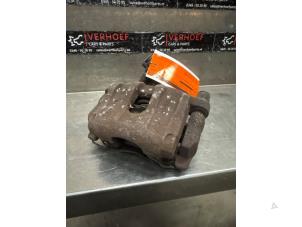 Używane Zacisk hamulcowy lewy tyl Ford Focus 3 Wagon 1.6 TDCi ECOnetic Cena na żądanie oferowane przez Verhoef Cars & Parts