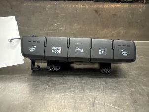 Gebrauchte Sitzheizung Schalter Hyundai i20 (BC3) 1.0 T-GDI 100 Mild Hybrid 48V 12V Preis auf Anfrage angeboten von Verhoef Cars & Parts