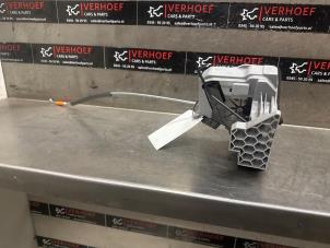 Gebrauchte Türschlossmechanik 4-türig links hinten Hyundai i20 (BC3) 1.0 T-GDI 100 Mild Hybrid 48V 12V Preis € 45,00 Margenregelung angeboten von Verhoef Cars & Parts