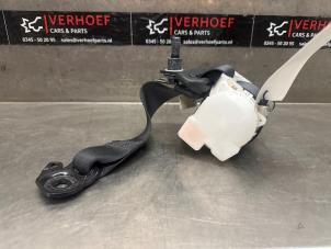 Usados Cinturón de seguridad derecha detrás Toyota Yaris III (P13) 1.5 16V Hybrid Precio € 60,00 Norma de margen ofrecido por Verhoef Cars & Parts