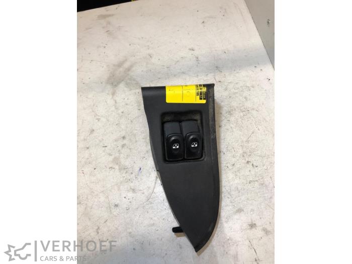 Usados Interruptor combinado de ventanillas Nissan Kubistar (F10) 1.5 dCi 60 Precio de solicitud ofrecido por Verhoef Cars & Parts