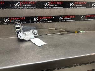 Gebrauchte Türschlossmechanik 4-türig links hinten Toyota Yaris IV (P21/PA1/PH1) 1.5 12V Hybrid 115 Preis € 75,00 Margenregelung angeboten von Verhoef Cars & Parts