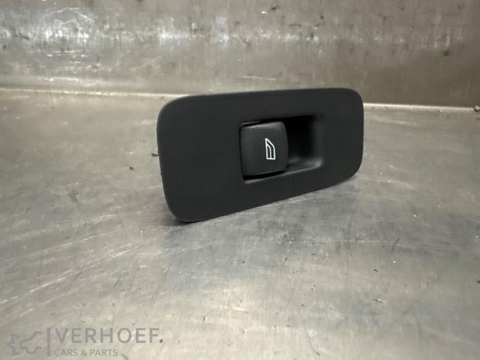Usados Interruptor de ventanilla eléctrica Volvo V40 (MV) 1.6 T3 GTDi 16V Precio € 20,00 Norma de margen ofrecido por Verhoef Cars & Parts