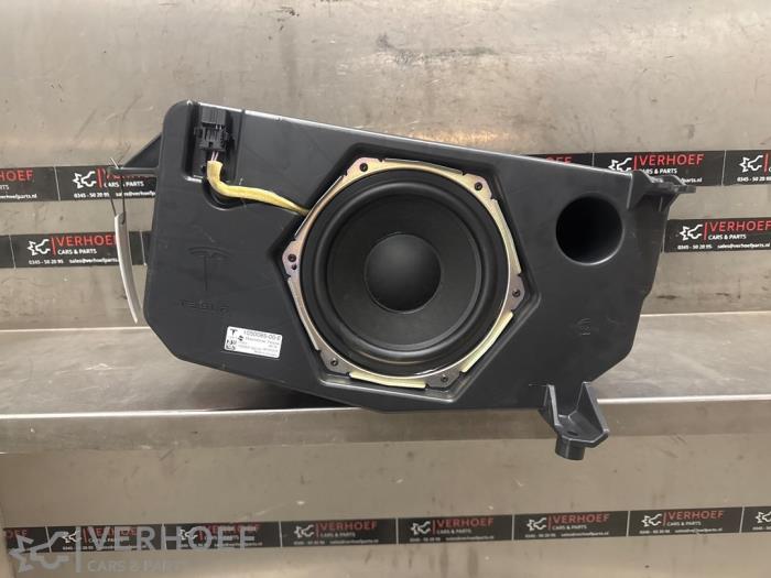 Gebrauchte Subwoofer Tesla Model X 100X Preis € 100,00 Margenregelung angeboten von Verhoef Cars & Parts