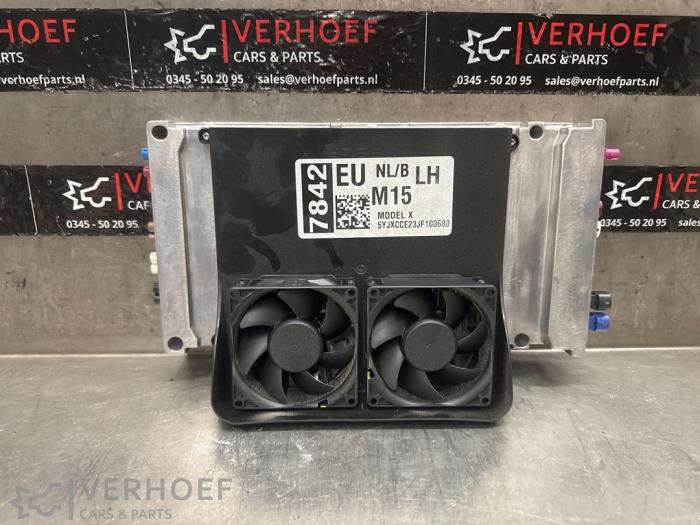 Używane Jednostka multimedialna Tesla Model X 100X Cena € 300,00 Procedura marży oferowane przez Verhoef Cars & Parts