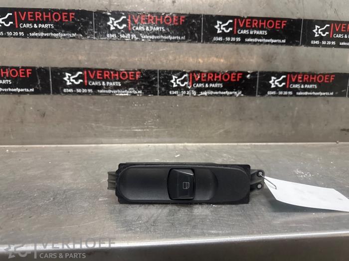 Usados Interruptor de ventanilla eléctrica Mercedes Vito (639.6) 2.2 115 CDI 16V Precio € 12,10 IVA incluido ofrecido por Verhoef Cars & Parts