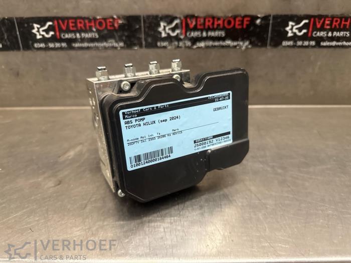 Begagnade ABS-pump Toyota Hilux V/VI 2.4 D4D-F 16V 4x4 Pris på förfrågan erbjuds av Verhoef Cars & Parts