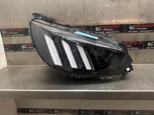 Używane Reflektor prawy Peugeot 208 II (UB/UH/UP) 1.2 Vti 12V PureTech 100 Cena € 500,00 Procedura marży oferowane przez Verhoef Cars & Parts