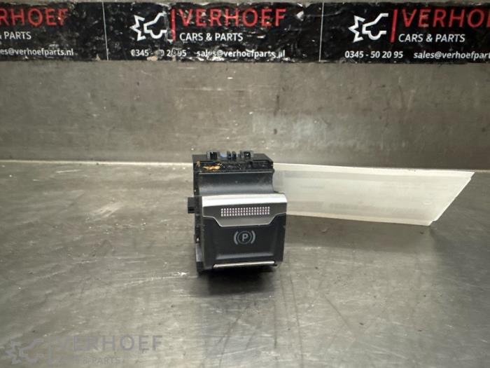 Używane Przelacznik hamulca postojowego Peugeot 208 II (UB/UH/UP) 1.2 Vti 12V PureTech 100 Cena € 25,00 Procedura marży oferowane przez Verhoef Cars & Parts
