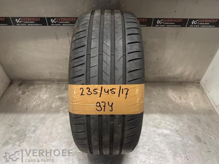 Używane Opona Cena na żądanie oferowane przez Verhoef Cars & Parts