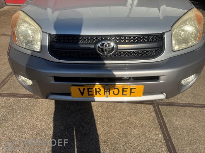 Używane Grill Toyota RAV4 (A2) 2.4 16V 4x4 Cena € 250,00 Procedura marży oferowane przez Verhoef Cars & Parts
