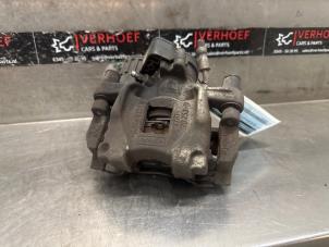 Używane Zacisk hamulcowy lewy tyl Ford Focus 4 Wagon 1.5 EcoBoost 12V 150 Cena € 60,00 Procedura marży oferowane przez Verhoef Cars & Parts