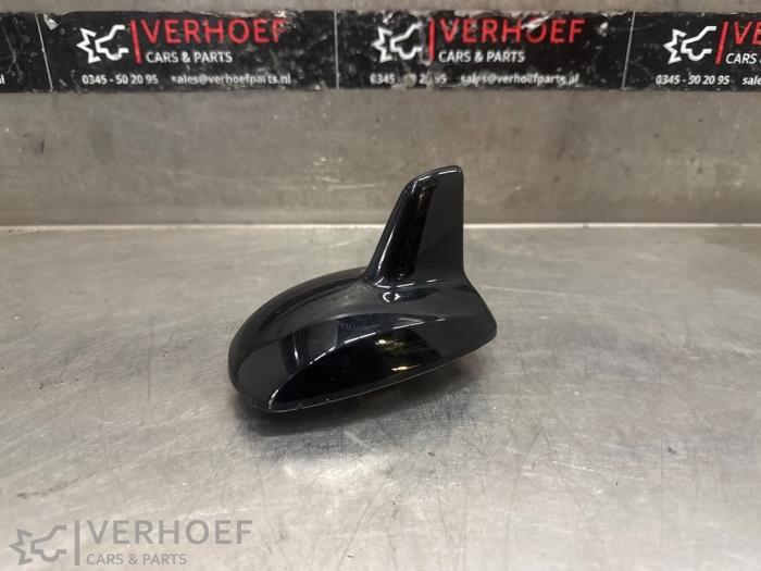 Używane Antena Mercedes CLA (117.3) 1.6 CLA-180 16V Cena € 30,00 Procedura marży oferowane przez Verhoef Cars & Parts