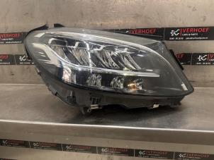 Używane Reflektor prawy Mercedes C Estate (S205) C-180 1.5 EQ Boost Cena € 700,00 Procedura marży oferowane przez Verhoef Cars & Parts