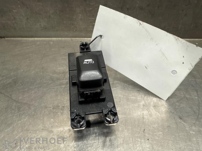 Usados Interruptor de ventanilla eléctrica Kia Cee'd Sportswagon (JDC5) 1.6 GDI 16V Precio € 15,00 Norma de margen ofrecido por Verhoef Cars & Parts