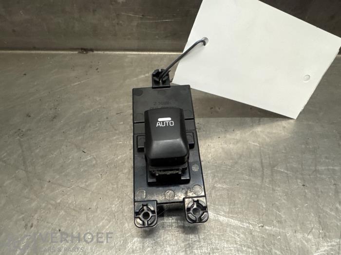Usados Interruptor de ventanilla eléctrica Kia Cee'd Sportswagon (JDC5) 1.6 GDI 16V Precio € 15,00 Norma de margen ofrecido por Verhoef Cars & Parts