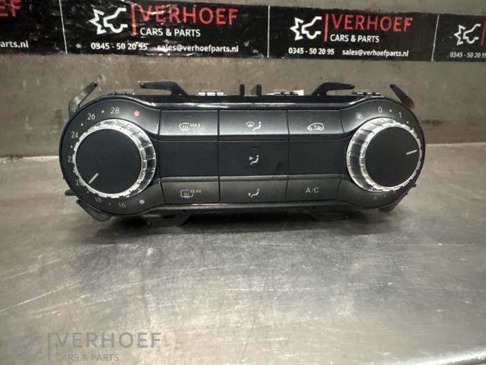 Usagé Panneau de commandes chauffage Mercedes CLA (117.3) 1.6 CLA-180 16V Prix € 40,00 Règlement à la marge proposé par Verhoef Cars & Parts