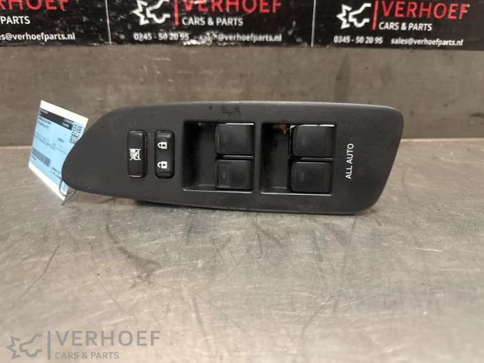 Usados Interruptor combinado de ventanillas Toyota Auris (E15) 1.8 16V HSD Full Hybrid Precio € 35,00 Norma de margen ofrecido por Verhoef Cars & Parts