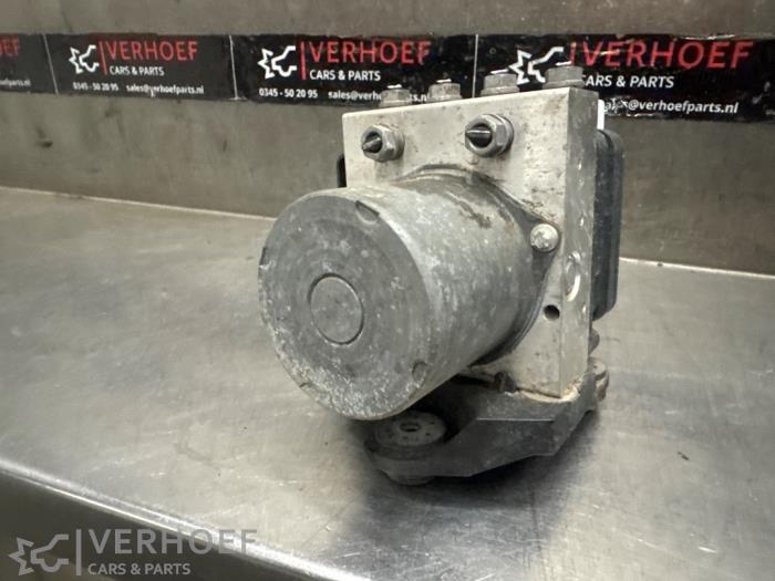ABS Pumpe van een Volkswagen Polo VI (AW1) 1.0 MPI 12V 2018